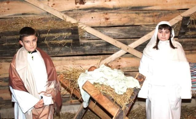 Paljenje četvrte adventske svijeće u Pleternici i uprizorenje živih jaslica