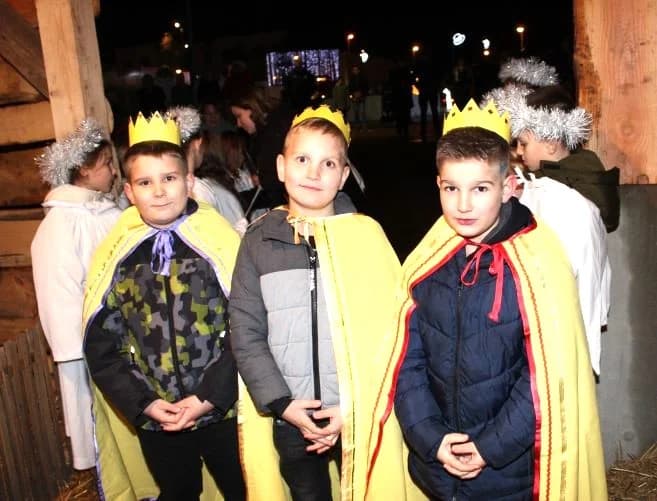Paljenje četvrte adventske svijeće u Pleternici i uprizorenje živih jaslica