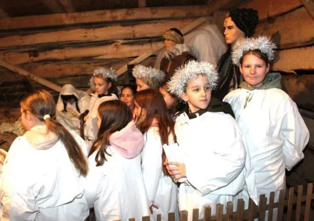 Paljenje četvrte adventske svijeće u Pleternici i uprizorenje živih jaslica