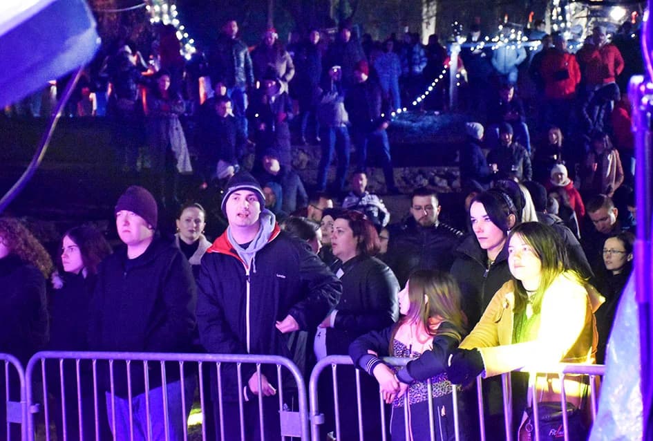 DONATORSKI KONCERT ZA UDRUGU “MALI PRINC” IZ POŽEGE: Silente pjevali brojnim Požežanima