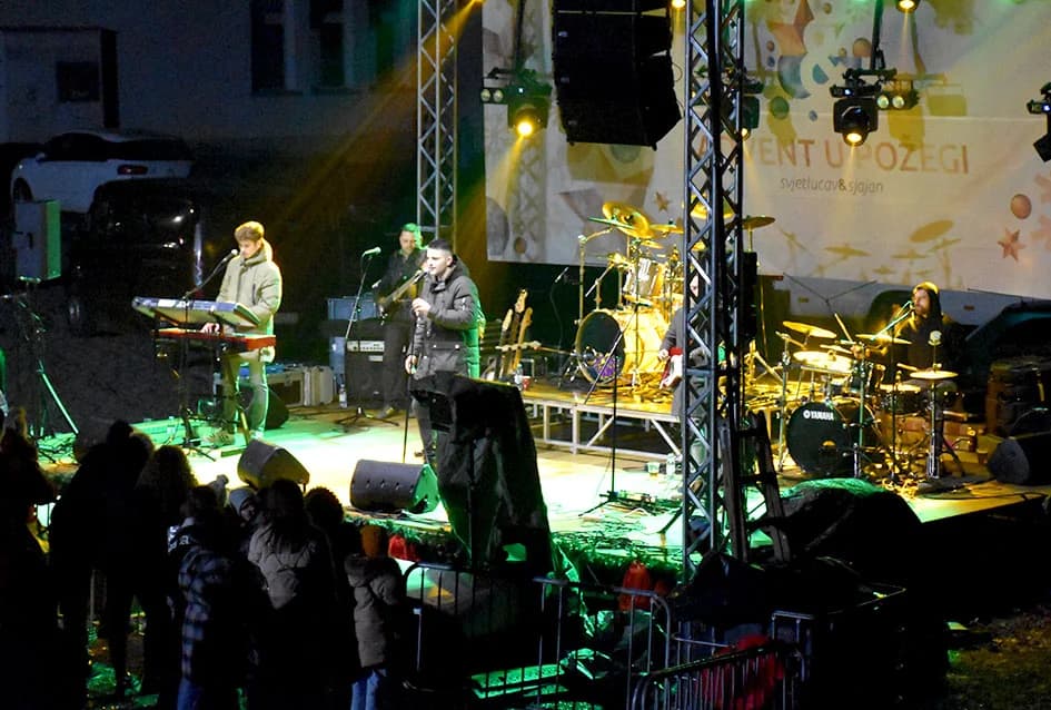 DONATORSKI KONCERT ZA UDRUGU “MALI PRINC” IZ POŽEGE: Silente pjevali brojnim Požežanima