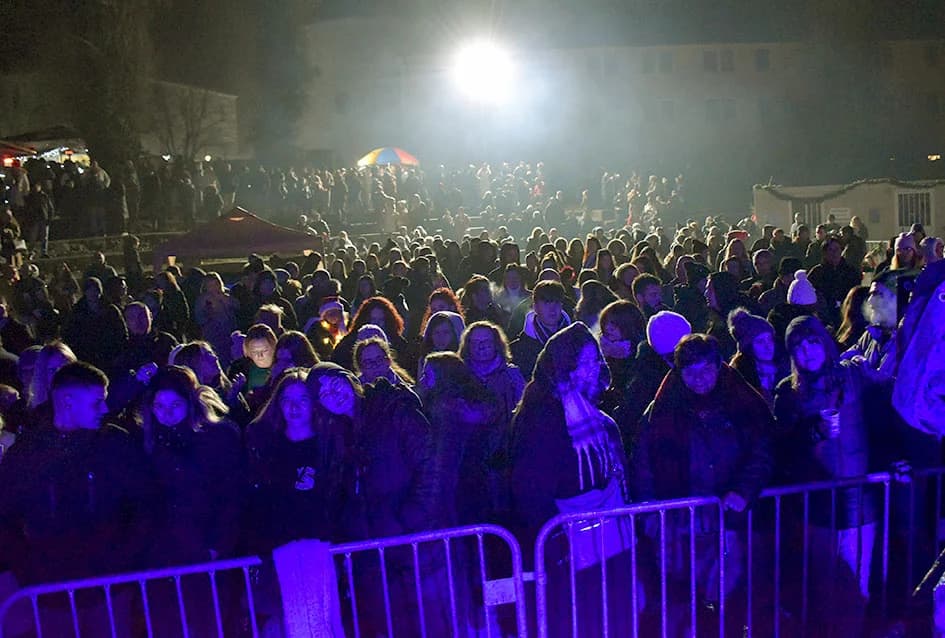 DONATORSKI KONCERT ZA UDRUGU “MALI PRINC” IZ POŽEGE: Silente pjevali brojnim Požežanima