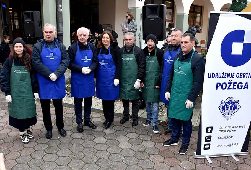 Blagdansko druženje: Građanima Požege i njihovim gostima podijeljeno više od tisuću porcija perkelta od soma