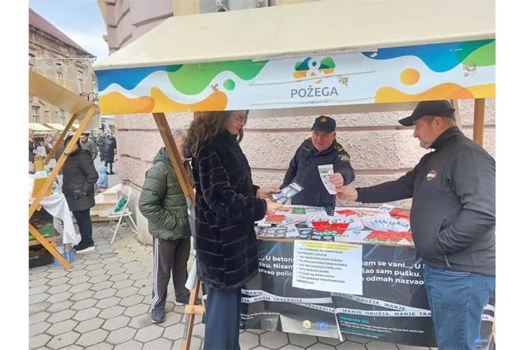 Blagdansko druženje: Građanima Požege i njihovim gostima podijeljeno više od tisuću porcija perkelta od soma