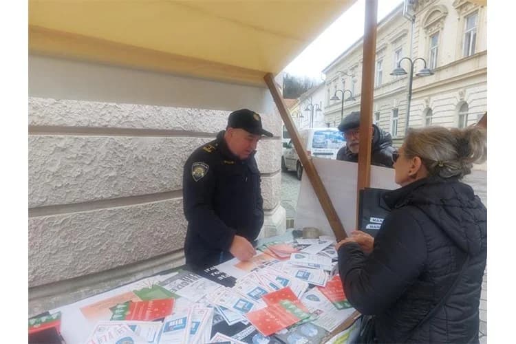 Blagdansko druženje: Građanima Požege i njihovim gostima podijeljeno više od tisuću porcija perkelta od soma