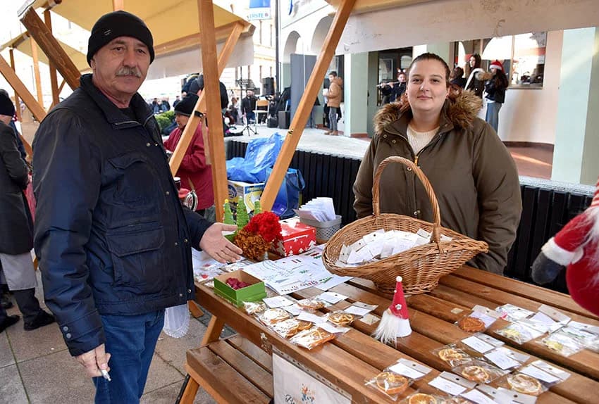 Blagdansko druženje: Građanima Požege i njihovim gostima podijeljeno više od tisuću porcija perkelta od soma