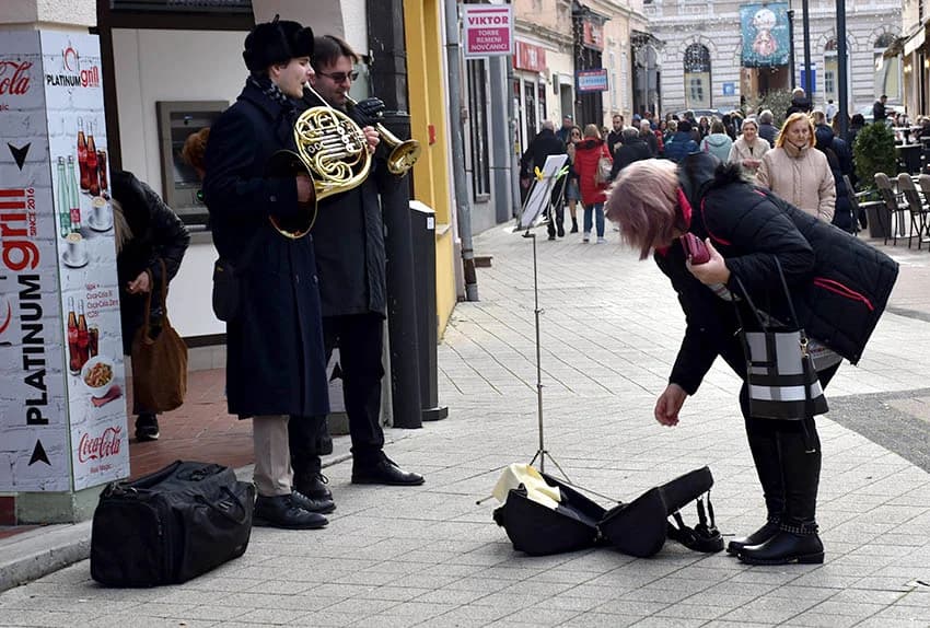 Blagdansko druženje: Građanima Požege i njihovim gostima podijeljeno više od tisuću porcija perkelta od soma