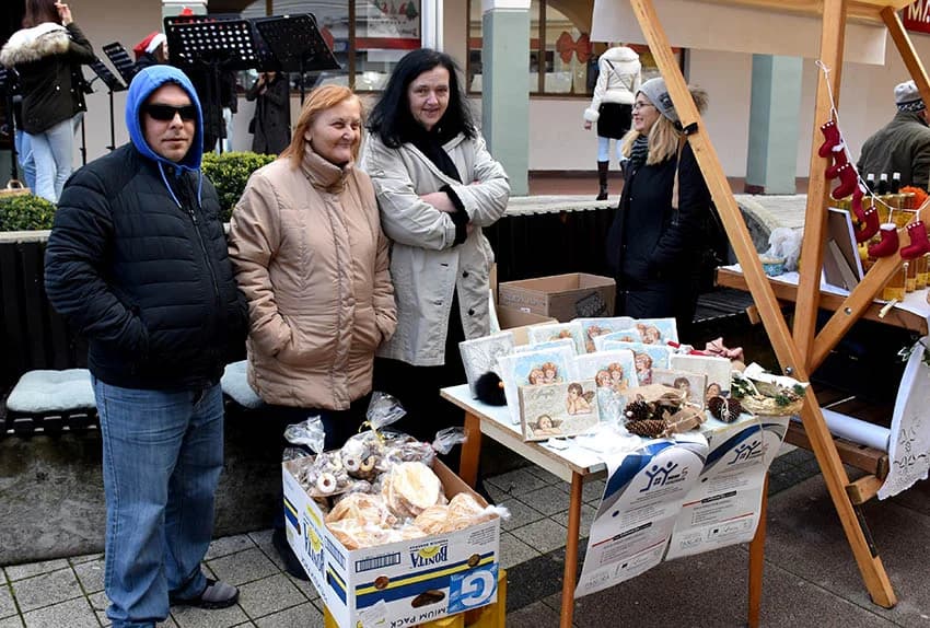 Blagdansko druženje: Građanima Požege i njihovim gostima podijeljeno više od tisuću porcija perkelta od soma