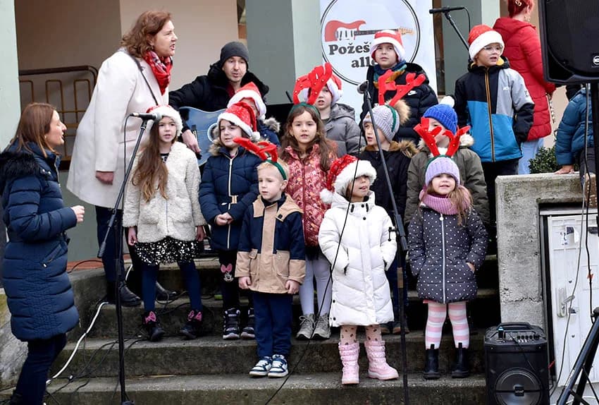 Blagdansko druženje: Građanima Požege i njihovim gostima podijeljeno više od tisuću porcija perkelta od soma
