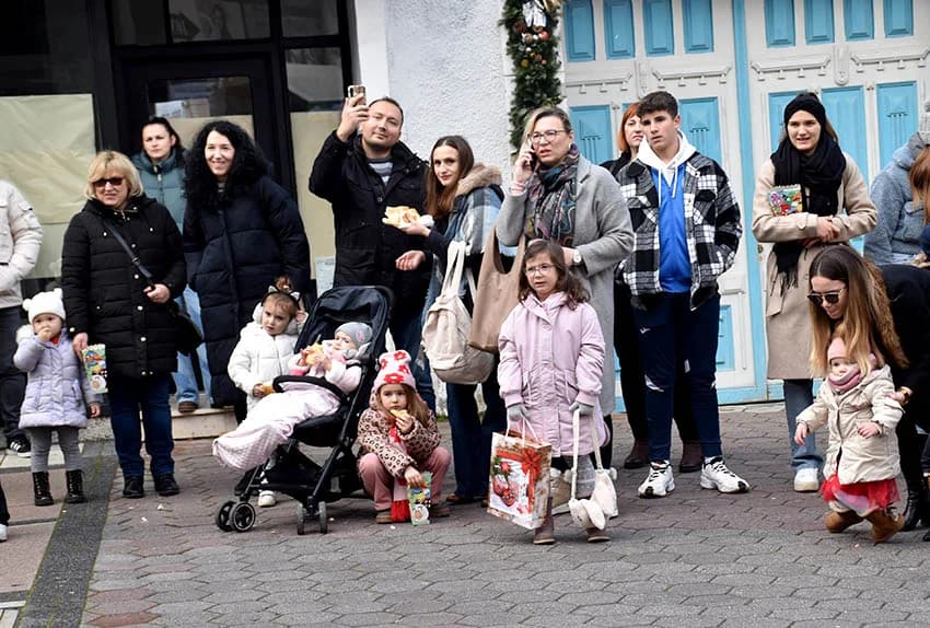 Blagdansko druženje: Građanima Požege i njihovim gostima podijeljeno više od tisuću porcija perkelta od soma