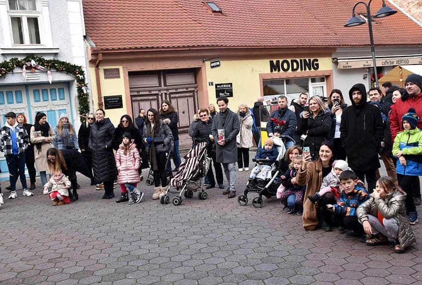 Blagdansko druženje: Građanima Požege i njihovim gostima podijeljeno više od tisuću porcija perkelta od soma