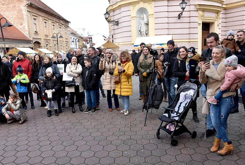 Blagdansko druženje: Građanima Požege i njihovim gostima podijeljeno više od tisuću porcija perkelta od soma