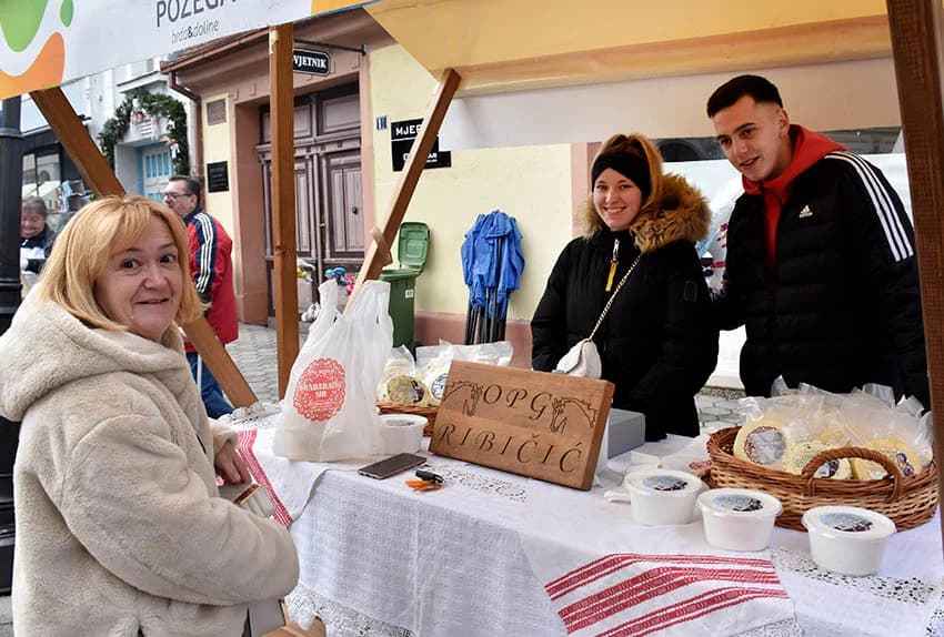 Blagdansko druženje: Građanima Požege i njihovim gostima podijeljeno više od tisuću porcija perkelta od soma