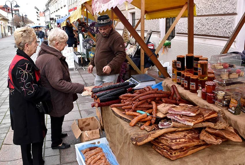 Blagdansko druženje: Građanima Požege i njihovim gostima podijeljeno više od tisuću porcija perkelta od soma