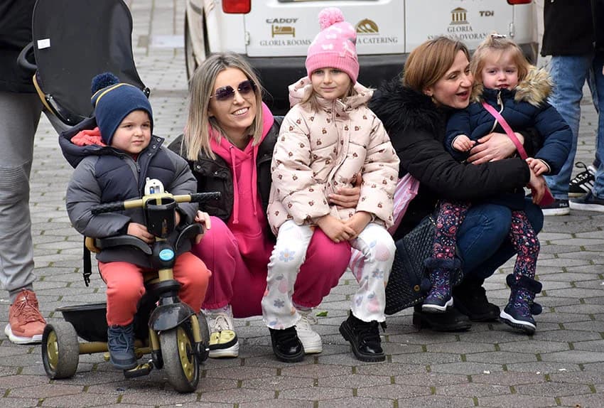 Blagdansko druženje: Građanima Požege i njihovim gostima podijeljeno više od tisuću porcija perkelta od soma