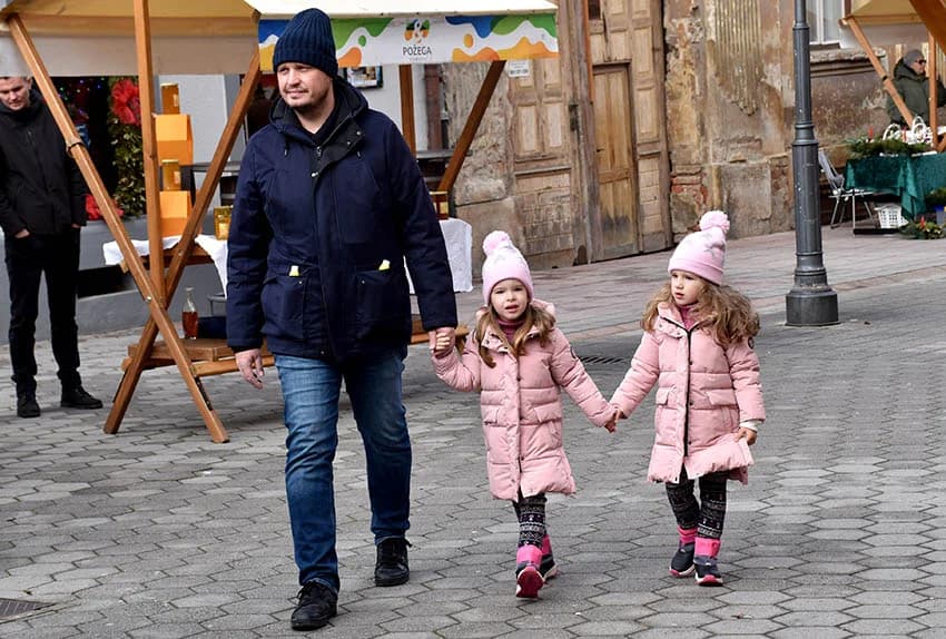 Blagdansko druženje: Građanima Požege i njihovim gostima podijeljeno više od tisuću porcija perkelta od soma