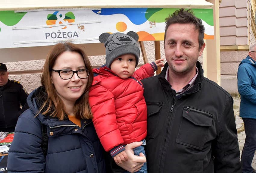 Blagdansko druženje: Građanima Požege i njihovim gostima podijeljeno više od tisuću porcija perkelta od soma