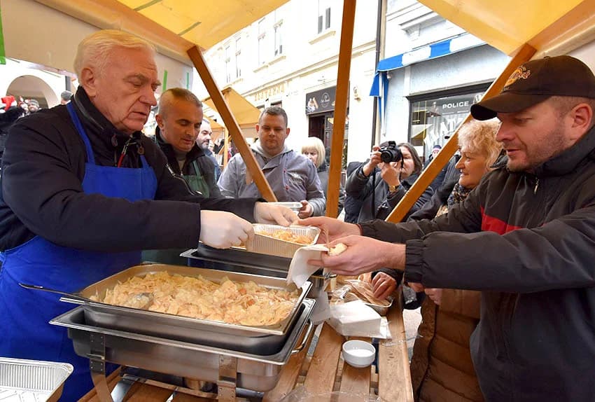 Blagdansko druženje: Građanima Požege i njihovim gostima podijeljeno više od tisuću porcija perkelta od soma