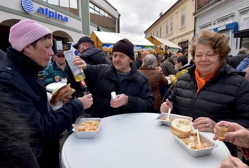 Blagdansko druženje: Građanima Požege i njihovim gostima podijeljeno više od tisuću porcija perkelta od soma