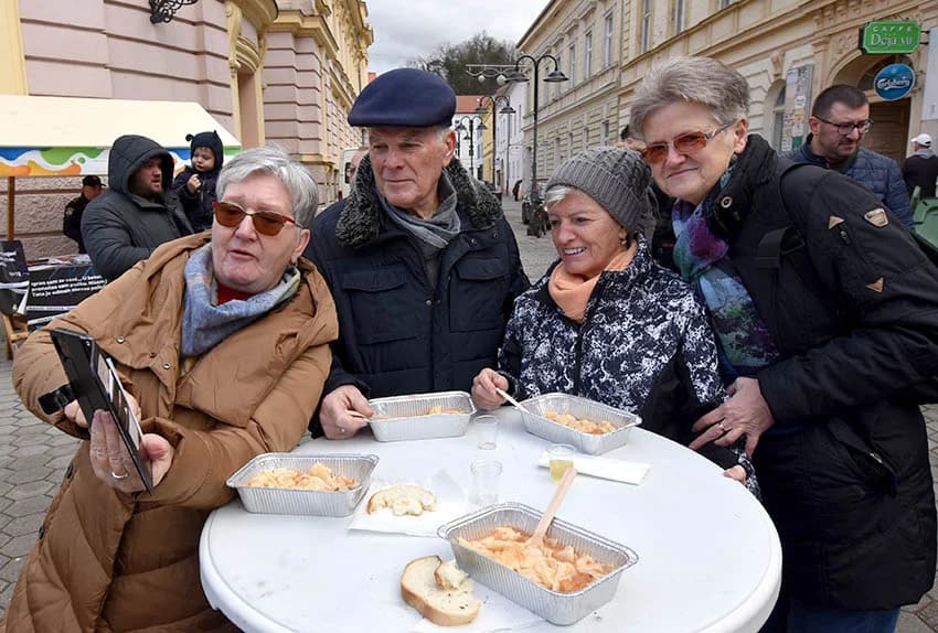 Blagdansko druženje: Građanima Požege i njihovim gostima podijeljeno više od tisuću porcija perkelta od soma