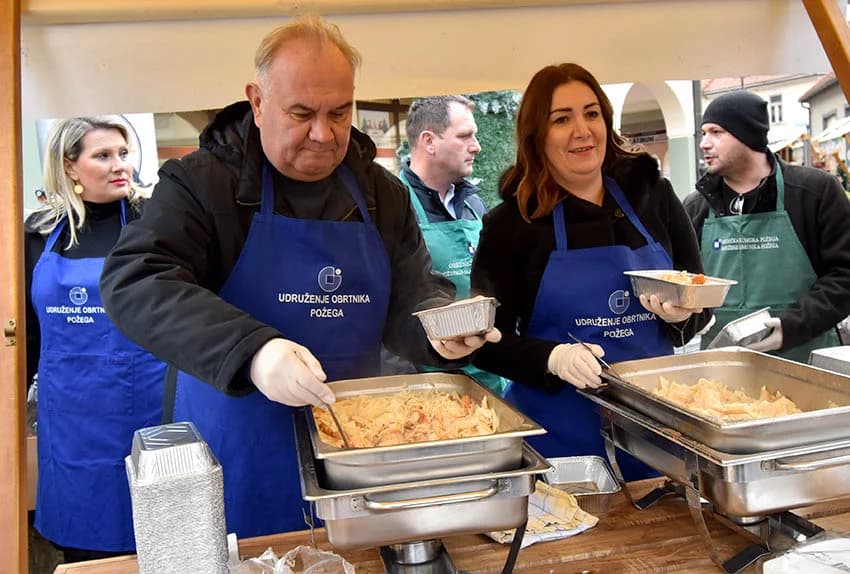 Blagdansko druženje: Građanima Požege i njihovim gostima podijeljeno više od tisuću porcija perkelta od soma