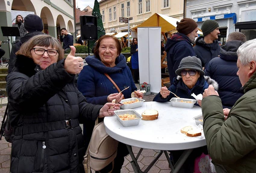 Blagdansko druženje: Građanima Požege i njihovim gostima podijeljeno više od tisuću porcija perkelta od soma