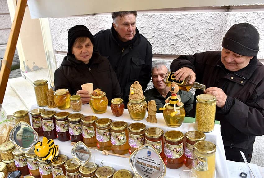 Blagdansko druženje: Građanima Požege i njihovim gostima podijeljeno više od tisuću porcija perkelta od soma