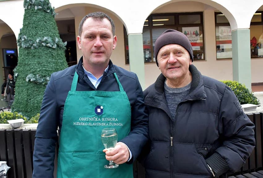 Blagdansko druženje: Građanima Požege i njihovim gostima podijeljeno više od tisuću porcija perkelta od soma