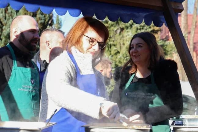 Ispred  Gradske kuće u Pleternii podijeljeno više od 300 porcija perkelta od soma