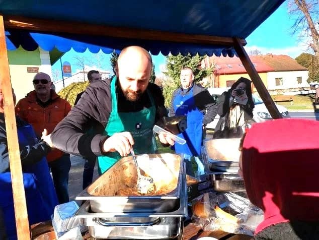 Ispred  Gradske kuće u Pleternii podijeljeno više od 300 porcija perkelta od soma