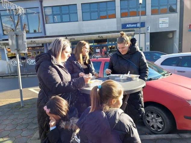 Ispred  Gradske kuće u Pleternii podijeljeno više od 300 porcija perkelta od soma