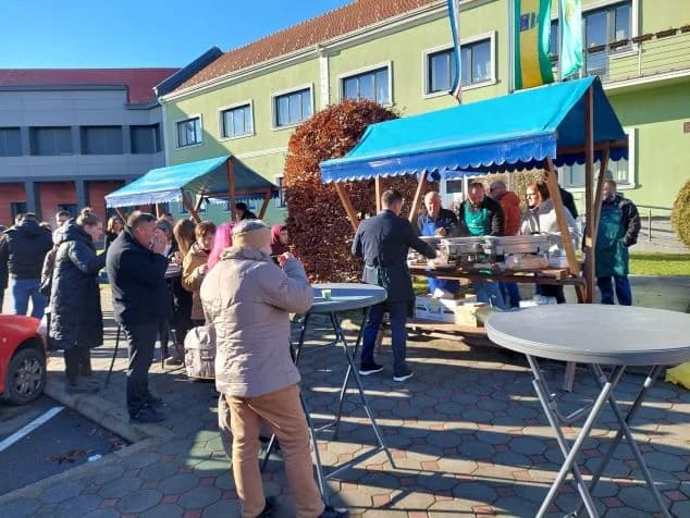 Ispred  Gradske kuće u Pleternii podijeljeno više od 300 porcija perkelta od soma