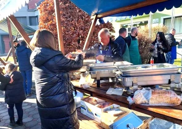 Ispred  Gradske kuće u Pleternii podijeljeno više od 300 porcija perkelta od soma