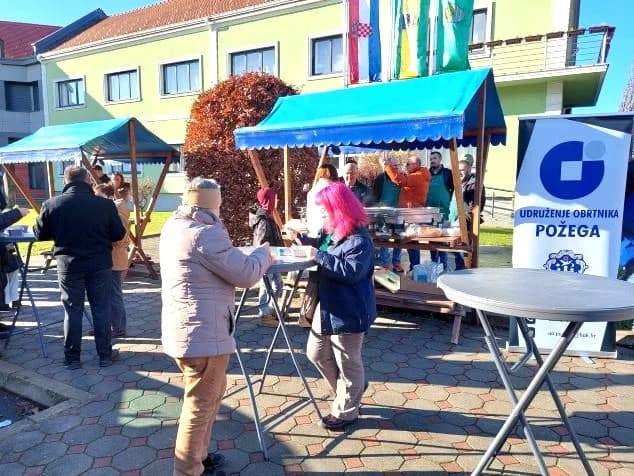 Ispred  Gradske kuće u Pleternii podijeljeno više od 300 porcija perkelta od soma
