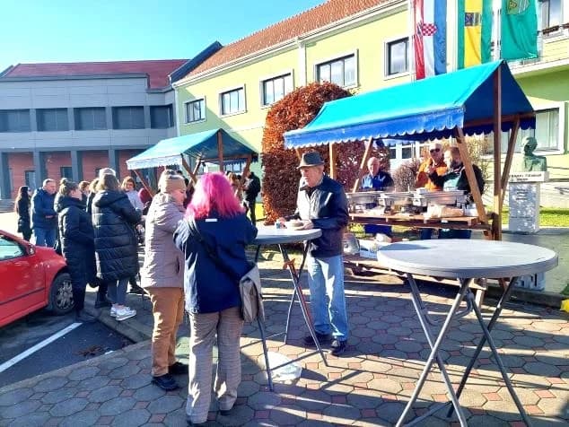 Ispred  Gradske kuće u Pleternii podijeljeno više od 300 porcija perkelta od soma