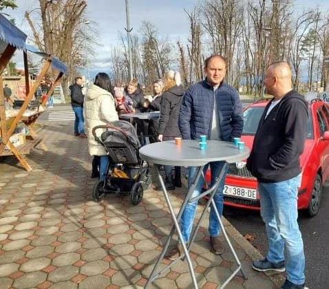 Ispred  Gradske kuće u Pleternii podijeljeno više od 300 porcija perkelta od soma
