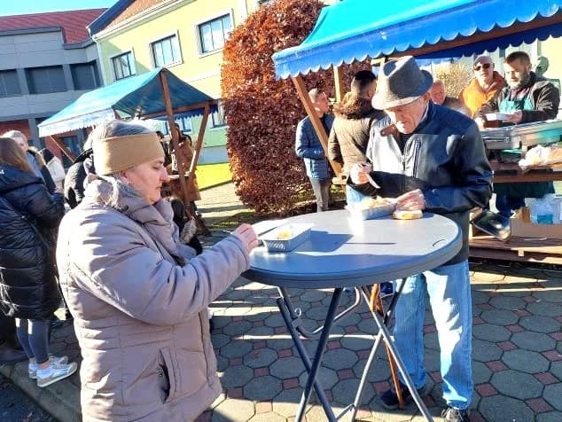 Ispred  Gradske kuće u Pleternii podijeljeno više od 300 porcija perkelta od soma