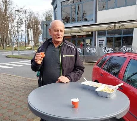 Ispred  Gradske kuće u Pleternii podijeljeno više od 300 porcija perkelta od soma