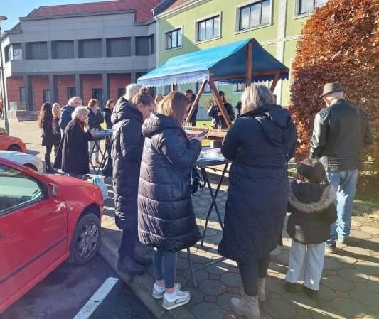 Ispred  Gradske kuće u Pleternii podijeljeno više od 300 porcija perkelta od soma