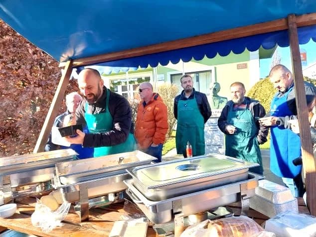 Ispred  Gradske kuće u Pleternii podijeljeno više od 300 porcija perkelta od soma