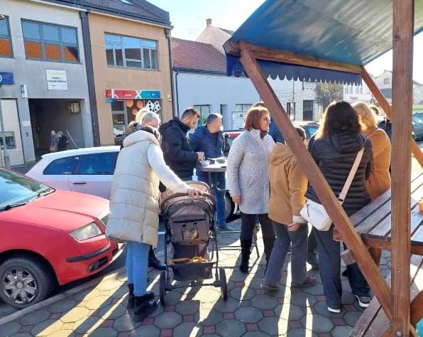 Ispred  Gradske kuće u Pleternii podijeljeno više od 300 porcija perkelta od soma