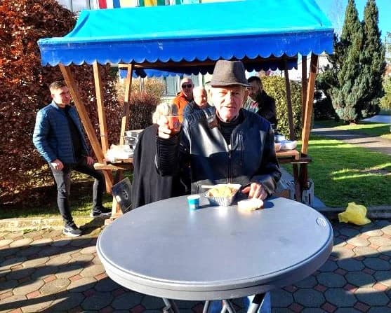 Ispred  Gradske kuće u Pleternii podijeljeno više od 300 porcija perkelta od soma