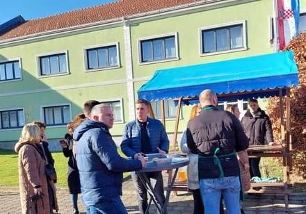Ispred  Gradske kuće u Pleternii podijeljeno više od 300 porcija perkelta od soma