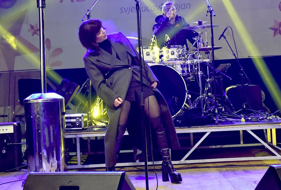 ODRŽAN KONCERT VESEN PISAROVIĆ U NJENOJ RODNOJ POŽEGI: Prisutne bacila „dolje na koljena“