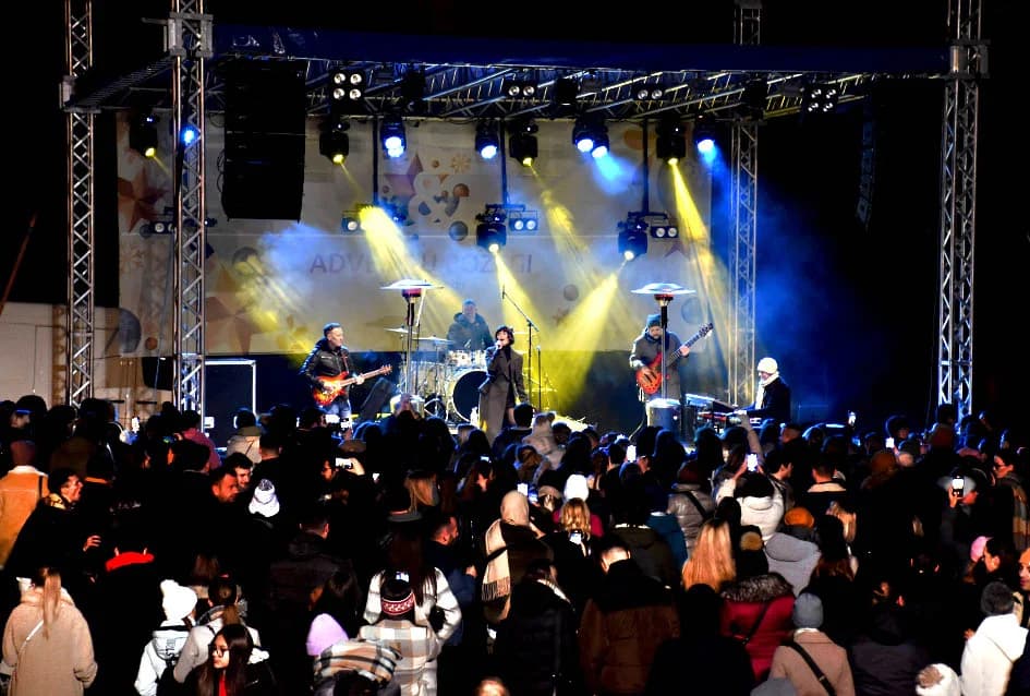 ODRŽAN KONCERT VESEN PISAROVIĆ U NJENOJ RODNOJ POŽEGI: Prisutne bacila „dolje na koljena“