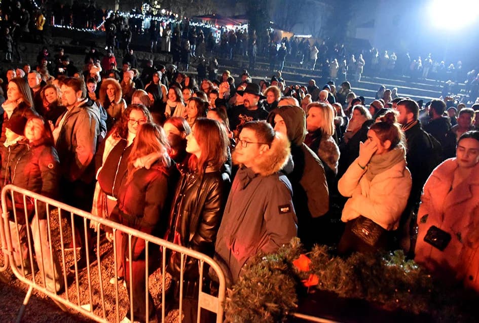 ODRŽAN KONCERT VESEN PISAROVIĆ U NJENOJ RODNOJ POŽEGI: Prisutne bacila „dolje na koljena“