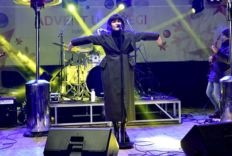 ODRŽAN KONCERT VESEN PISAROVIĆ U NJENOJ RODNOJ POŽEGI: Prisutne bacila „dolje na koljena“