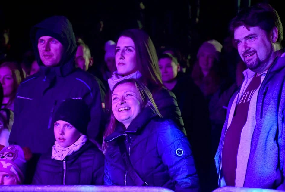 ODRŽAN KONCERT VESEN PISAROVIĆ U NJENOJ RODNOJ POŽEGI: Prisutne bacila „dolje na koljena“