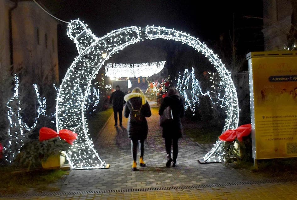 ODRŽAN KONCERT VESEN PISAROVIĆ U NJENOJ RODNOJ POŽEGI: Prisutne bacila „dolje na koljena“