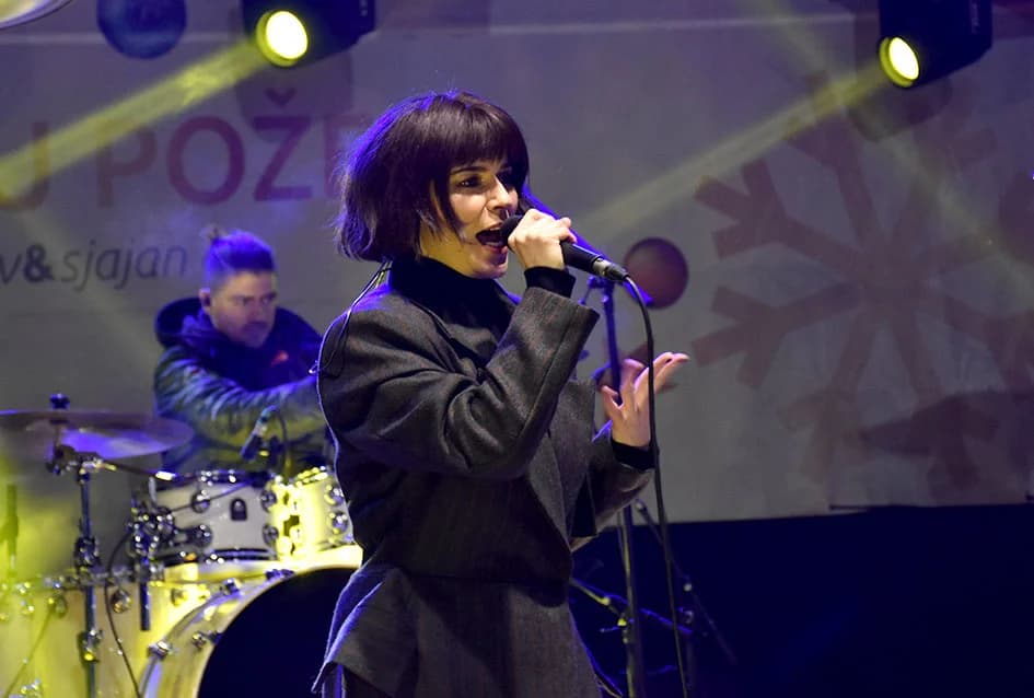 ODRŽAN KONCERT VESEN PISAROVIĆ U NJENOJ RODNOJ POŽEGI: Prisutne bacila „dolje na koljena“
